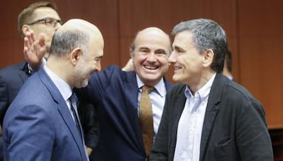 El comisario de Asuntos Económicos y Financieros, Pierre Moscovici, conversa con el ministro español de Economía, Luis de Guindos.