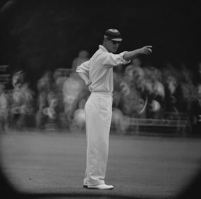 El príncipe Felipe jugando al cricket en el Highclere Castle en 1958.