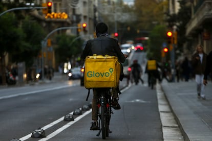 Un repartidor de Glovo en una calle de Barcelona.