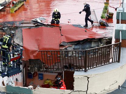 Un grupo de bomberos trabajan en el derrumbe del colegio de Gijón, este miércoles.