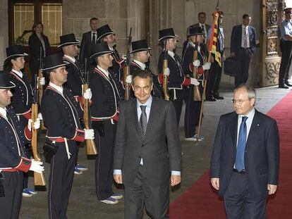Zapatero y Montilla pasan revista a una formación de los Mossos d'Esquadra a la entrada del Palau de la Generalitat.