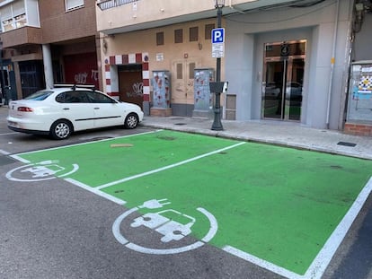 Punto de recarga en farolas instalado en Valencia, en una imagen de Iberdrola.