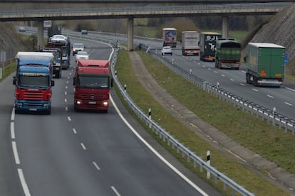 Paso de camiones por la N-1 en la zona de Arrazua-Ubarrundia.