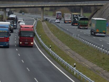 Paso de camiones por la N-1 en la zona de Arrazua-Ubarrundia.