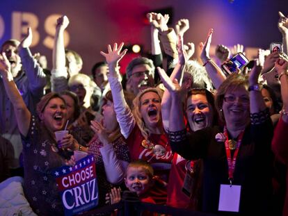 Simpatizantes de Cruz celebran la victoria de su candidato en Wisconsin.