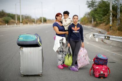 Arlene Gerder, de 38 años, espera un taxi junto a sus hijos José, de 4, y Dayana, de 14, para continuar su jornada a Pisco. "Un día ya no teníamos comida y mi hija me dijo que tenía hambre. Ya habíamos comido lo poco que teníamos y lo que quedaba era para el día siguiente, pero ella me dijo que tenía hambre y le di lo que tenía". Arlene salió de Venezuela por primera vez hace siete meses y ahora regresa a Perú después de recoger a sus hijos en Venezuela. "Me fui con 130 dólares y algunas joyas de oro, eso fue todo lo que llevé conmigo. Mis hijos sufrirán, pero aquí sufrirán con un estómago lleno", explica Arlene.