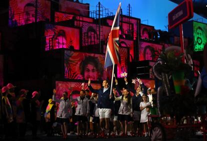 Andy Murray abanderado de Gran Bretaña lidera el equipo al entrar en el estadio durante la ceremonia de apertura de los Juegos Olímpicos de Río 2016.