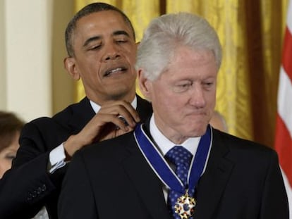 Barack Obama impone la medalla de la LIbertad al expresidente, Bill Clinton.