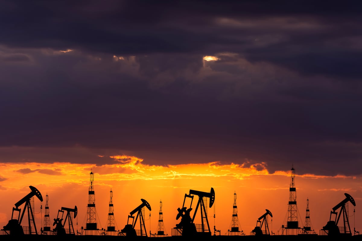 El petróleo Brent borra la prima geopolítica y cae un 5% tras el giro en la tensión con Irán