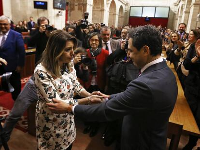 Susana Díaz felicita a su sucesor en la presidencia de la Junta, Juan Manuel Moreno Bonilla, el pasado 16 de enero.