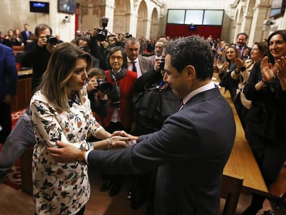 Susana Díaz felicita a su sucesor en la presidencia de la Junta, Juan Manuel Moreno Bonilla, el pasado 16 de enero.