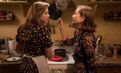 Chloë Grace Moretz (izquierda) e Isabelle Huppert, en un fotograma de 'La viuda'.