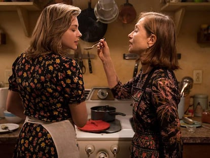 Chloë Grace Moretz (izquierda) e Isabelle Huppert, en un fotograma de 'La viuda'. 