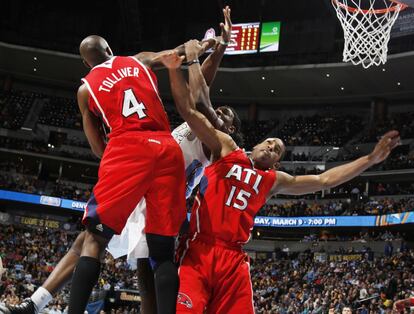 Faried, de los Nuggets, forcejea con Tolliver y Al Horford, de los Hawks.