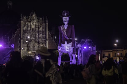 Un Catrín gigante montado en la ofrenda monumental del Zócalo de Ciudad de México, la noche del 1 de noviembre de 2023.