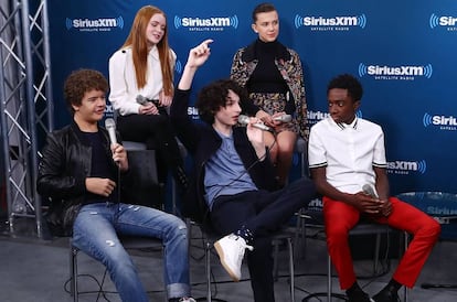 Sadie Sink, Millie Bobby Brown, Caleb McLaughlin, Finn Wolfhard y Gaten Matarazzo, los actores más jóvenes de 'Stranger Things', durante una entrevista en un programa de radio el pasado 1 de noviembre.