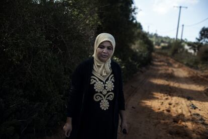 Fátima H., 30 años, jornalera agrícola y miembro de la Asociación de Mujeres Lideresas del Sector de los Frutos Rojos, se dirige a un pequeño campo familiar a recoger nabos durante un día festivo. La asociación reivindica la mejora de las condiciones laborales en el campo. Douar Laghdira, Larache, Marruecos.