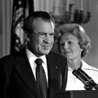 Nixon y su esposa en agosto de 1974, al despedirse del personal de la Casa Blanca.