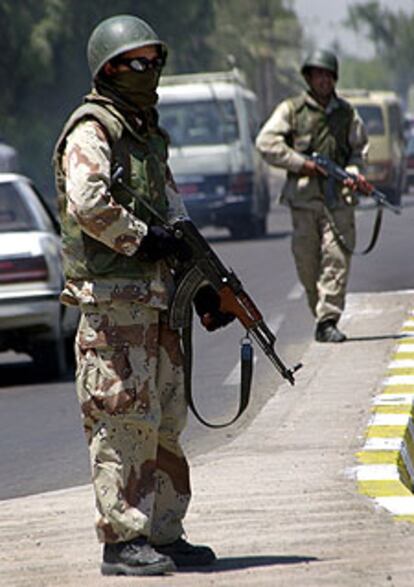 Miembros de la defensa civil iraquí, ayer en Bagdad.