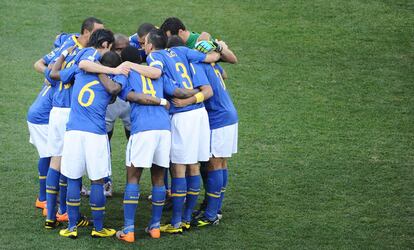 Los jugadores brasileños, hacen un corro antes de iniciar el partido frente a Holanda.