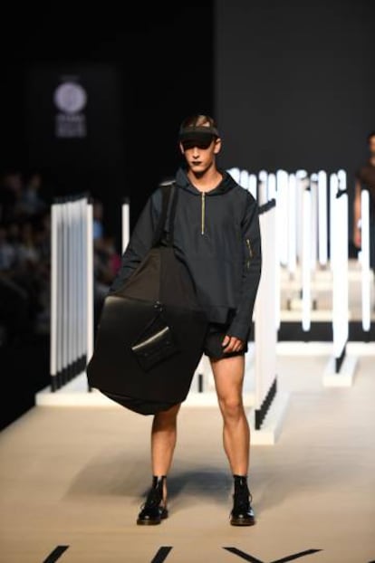 Uno de los modelos que desfilaron con la colección reciclada de Juanjo Oliva en la MBFWM.