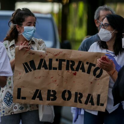 Personal sanitario del Hospital Clínico San Carlos de la Comunidad de Madrid sostiene carteles en la primera protesta de la desescalada con concentraciones en hospitales y centros de salud. Los sanitarios se han manifestado en esta ocasión no para recibir aplausos, sino para reclamar más personal, más refuerzos en los centros de salud, en los hospitales y también en las residencias de ancianos, en Madrid (España) a 25 de mayo de 2020.
26 MAYO 2020 SISTEMA SANITARIO;SANIDAD;SALUD;COVID-19;CORONAVIRUS;PANDEMIA;ENFERMEDAD
Ricardo Rubio / Europa Press
25/05/2020 