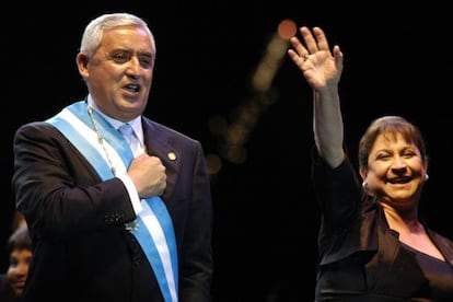 El nuevo presidente de Guatemala, Otto Pérez Molina y su esposa Rosa Leal durante el acto de toma de posesión.