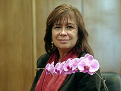 Cristina Narbona, ministra de Medio Ambiente, en su despacho. 

/ LUIS MAGÁN