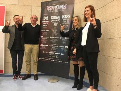 Iván Méndez, Darío Campos, María Loureiro e Iria Quelle (miembro de la organización), con el cartel del Resurrection Fest.