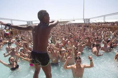 Espectadores del festival disfrutan en la piscina del escenario Pool Stage, en Burriana, Castellón.