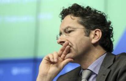 El presidente del Eurogrupo, Jeroen Dijsselbloem, asiste a un debate sobre la zona del euro celebrado en Bruselas (Bélgica), hoy, lunes 17 de febrero de 2014.