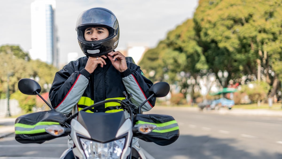El truco para motoristas urbanos: la capa impermeable que se coloca directamente sobre tu chaqueta de moto