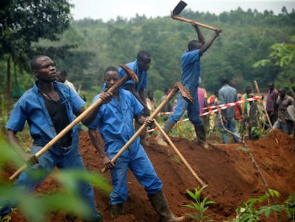 Trabajadores de la Comisión de la Paz y la Reconciliación de Burundi durante una de las excavaciones donde se han encontrado los cadáveres de miles de personas.