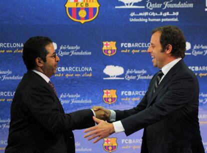 Sandro Rosell saluda al responsable de Qatar Sports, Ahmad al Sulaiti, en la firma del acuerdo de patrocinio.