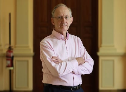 John Pendry, fotografiado antes de la entrevista en la sede de la Fundación BBVA.