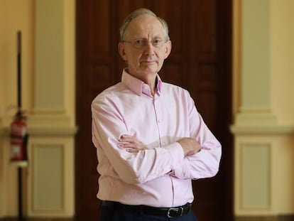 John Pendry, fotografiado antes de la entrevista en la sede de la Fundación BBVA.