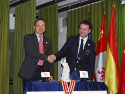 Fotografía facilitada por el Centro de Negocios Hispano-Chino, del presidente de la Corporación de Inversiones Jiachag, He Ming Hui (i), con Enrique García Agüera, el director de la Ciudad de la Educación San Gabriel de Aranda de Duero e impulsor del centro que se ha inaugurado hoy en esta ciudad burgalesa.