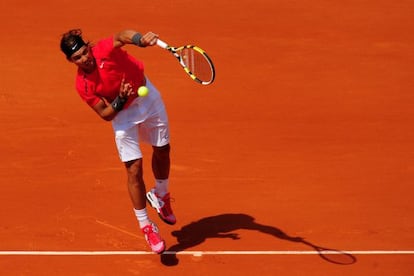 Nadal efectúa un saque ante Bolelli.