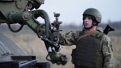 Un soldado de las Fuerzas Armadas de Ucrania manipula un lanzacohetes múltiple BM-21 Grad durante ejercicios militares tácticos en un campo de tiro en la región de Kherson, Ucrania.