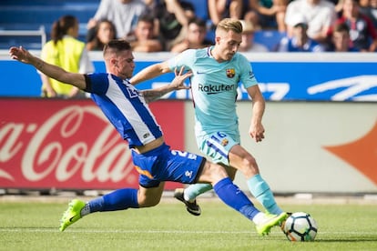 Deulofeu se lleva el bal&oacute;n ante Vigaray en el &uacute;ltimo partido de Liga. 