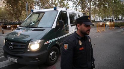 Furgones de la Guardia Civil saliendo de la Audiencia Nacional.