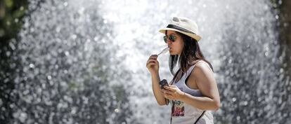 Una mujer disfruta de un helado para mitigar el calor de Madrid.