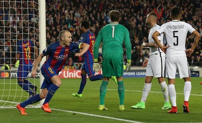 Andrés Iniesta celebra el segundo gol del partido.