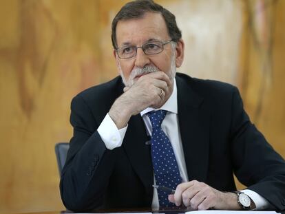Rajoy se da cuenta, tras ocho años, de que el micrófono estaba abierto todo el tiempo