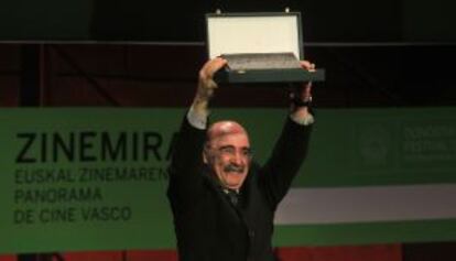 Angulo, con su premio Zinemira.