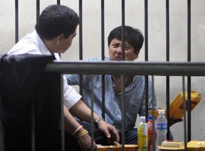Andal Ampatuan hijo habla con su abogado en la Oficina Nacional de Investigación, en Manila.
