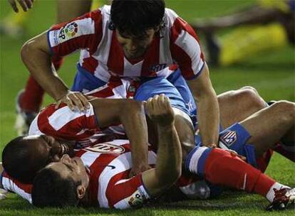 Los jugadores del Atlético celebran el gol de la victoria