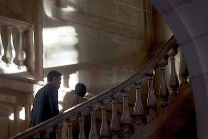 El presidente del Gobierno, Pedro Sánchez, junto a la delegada del Gobierno en Cataluña, Teresa Cunillera (d), a su llegada a la Llotja de Mar de Barcelona, donde se celebra la reunión del Consejo de Ministros, contra la cual numerosos grupos independentistas están realizando protestas y cortes de carreteras en toda Cataluña. 