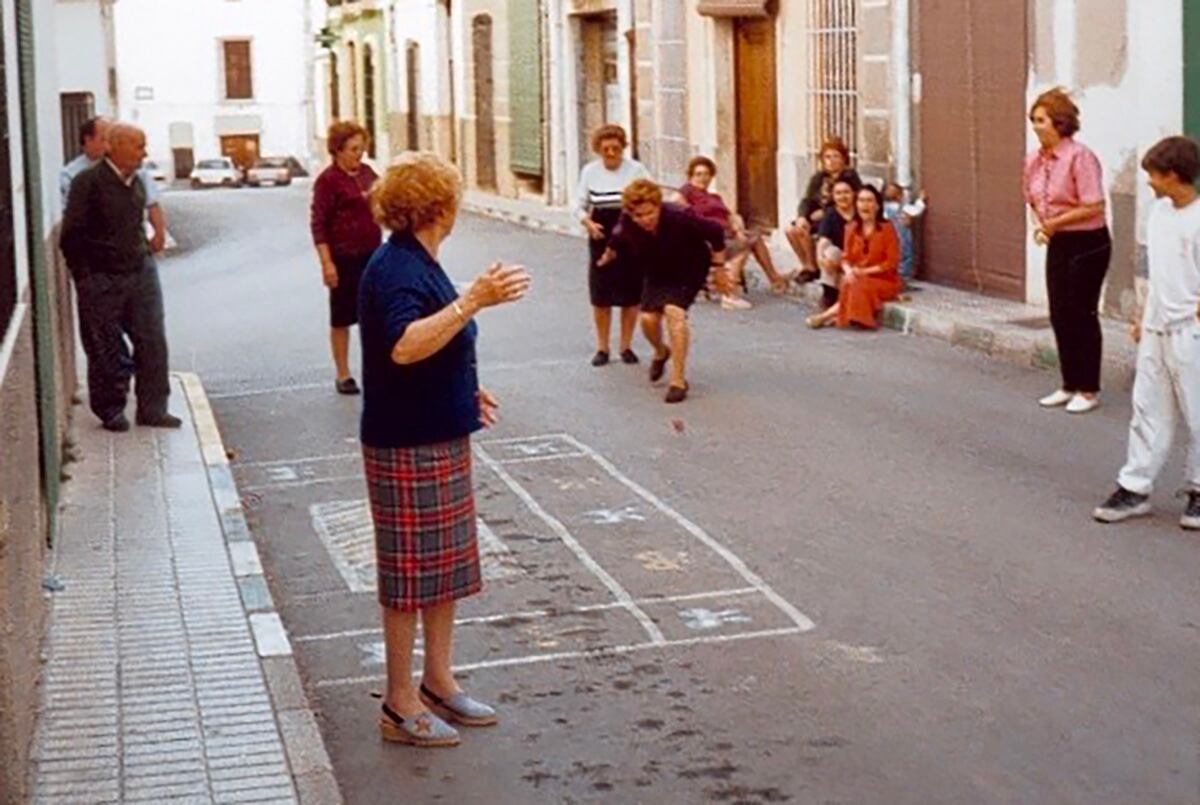 Unas mujeres juegan a la pilota valenciana en Murla en 2001. / Sebastià Giner.