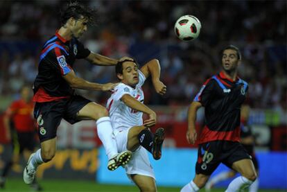 Acosta pugna con Cisma y Torrejón por el balón.